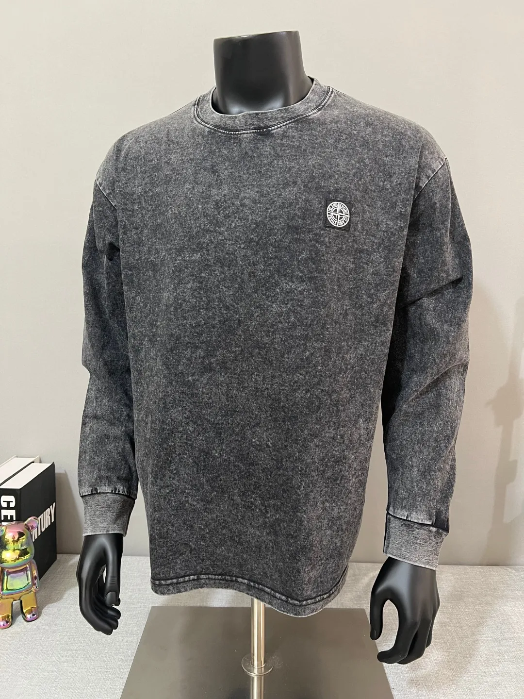 P190 STONE ISLAND Heavy industry washed 2025fw autumn and winter long-sleeved T-shirt YB embroidered small label LOGO 320g double yarn pure cotton washed and decolorized, imported machine embroidered small label embroidered letters are clean and neat, supports NFC scanning code to enter GW, YB ready-to-wear fabric collar hemming, shoulder bone and tight thread It will not deform after being worn for a long time. It has been washed with high temperature water for 4 times. The non-fading and anti-shrinking fabric is softer. The upper body has a great drape. It is comfortable and stretchable. It is a must-have item for autumn and winter outerwear wardrobes. It is the same style for men and women! Color: black, size: XS-L (maximum L can wear 210 pounds)